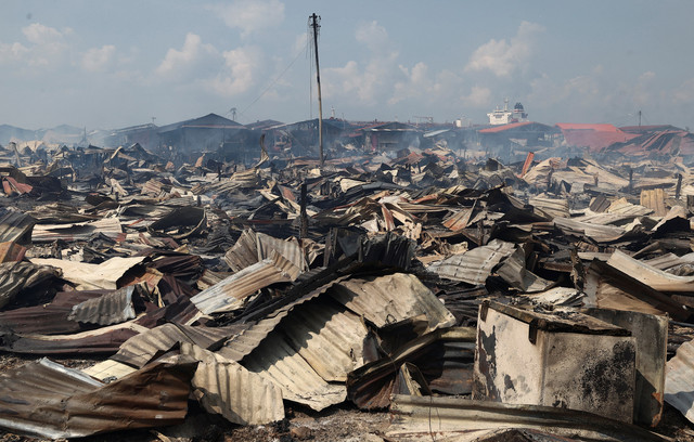 Reruntuhan rumah-rumah setelah kebakaran yang menghancurkan sekitar 1.000 rumah di sebuah desa pesisir di Sandakan, Malaysia, 19 April 2026. Foto: REUTERS / Stringer