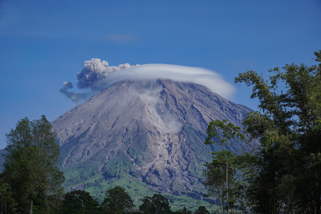 Asap vulkanis keluar dari kawah Gunung Semeru terlihat dari Desa Supiturang, Lumajang, Jawa Timur, Senin (20/4/2026). Foto: Irfan Sumanjaya/ANTARA FOTO
