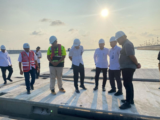 ASDP dan Kementerian Perhubungan mengecek progres pembangunan fasilitas water taxi di Bali. Foto: ASDP