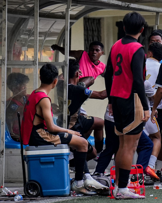 Kericuhan pada laga Bhayangkara U-20 vs Dewa United di EPA Super League, Stadion Citarum, Semarang, Minggu (19/4) Foto: Dok. Istimewa