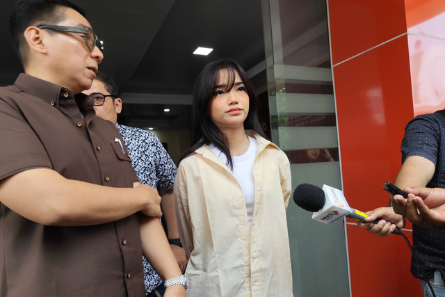 Fuji Utami dan kuasa hukumnya, Sandy Arifin, di Polres Jakarta Selatan, Senin (20/4/2026). Foto: Salsha Okta Fairuz/kumparan