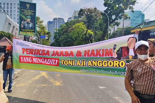 Suasana tindakan unjuk rasa pembebasan Toni Aji Anggoro di depan Pengadilan Negeri Medan, Medan, Senin (20/4/2026). Foto: Amar Marpaung/kumparan