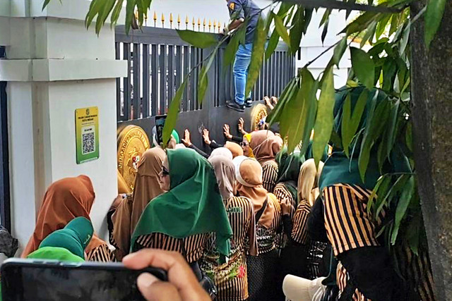 Suasana tindakan unjuk rasa pembebasan Toni Aji Anggoro di depan Pengadilan Negeri Medan, Medan, Senin (20/4/2026). Foto: Amar Marpaung/kumparan