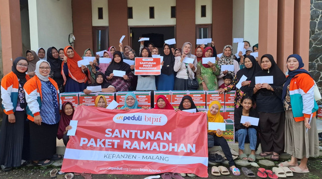 Pembagian Bingkisan Lebaran untuk Lansia Dhuafa, kolaborasi DT Peduli dan BTPN Syariah Malang (Sumber : DT Peduli)