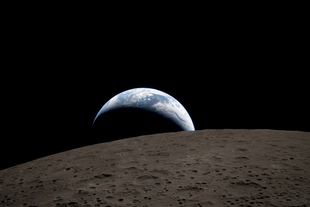 Pemandangan Bumi, sebagian tersembunyi di balik Bulan, yang diabadikan melalui jendela pesawat ruang angkasa Orion oleh awak Artemis II, pada 7 April 2026. Foto: NASA/ via REUTERS
