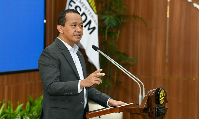 Menteri ESDM Bahlil Lahadalia memberikan keterangan pers penemuan gas raksasa oleh Eni di Kutai, Kalimantan Timur, di Gedung Kementerian ESDM, Jakarta, Senin (20/4/2026). Foto: Kementerian ESDM