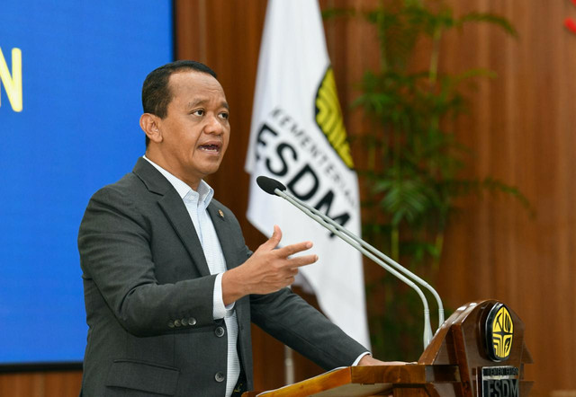 Menteri ESDM Bahlil Lahadalia memberikan keterangan pers penemuan gas raksasa oleh Eni di Kutai, Kalimantan Timur, di Gedung Kementerian ESDM, Jakarta, Senin (20/4/2026). Foto: Kementerian ESDM