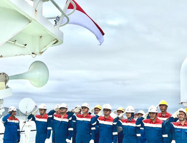 Petugas Pertamina Group yang diisi pelaut Indonesia saat hendak mengoperasikan kapal Pertamina International Shipping (PIS). Foto: Dok. Pertamina