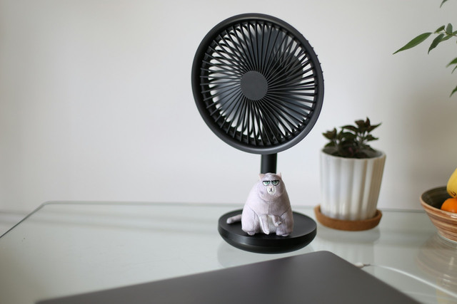 Ilustrasi kipas angin kecil duduk. Foto: Unsplash.