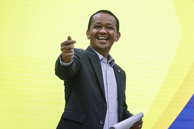 Menteri ESDM Bahlil Lahadalia bersiap menyampaikan keterangan saat konferensi pers terkait penemuan cadangan gas raksasa di Kementerian ESDM, Jakarta, Senin (20/4/2026). Foto: Dhemas Reviyanto/ANTARA FOTO