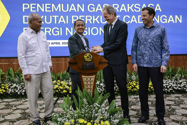 Menteri ESDM Bahlil Lahadalia (kedua kiri) berjabat tangan dengan Head of Middle and Far East Region ENI Ciro Pagano (kedua kanan) saat konferensi pers terkait penemuan cadangan gas raksasa di Kementerian ESDM, Jakarta, Senin (20/4/2026). Foto: Dhemas Reviyanto/ANTARA FOTO