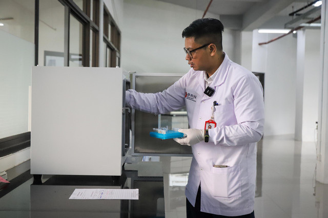 Peneliti Sumber Daya Ikan dan Lingkungan BRIN Andhika Prima meneliti sampel ikan sapu-sapu di Laboratorium BRIN, Cibinong, Bogor, Jawa Barat, Senin (20/4/2026). Foto: Iqbal Firdaus/kumparan