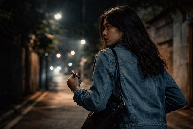 Gambar seorang perempuan yang selalu di hantui ketakutan karena tidak permah merasa aman tentang sekitarnya. Ilustrasi: hasil generasi AI