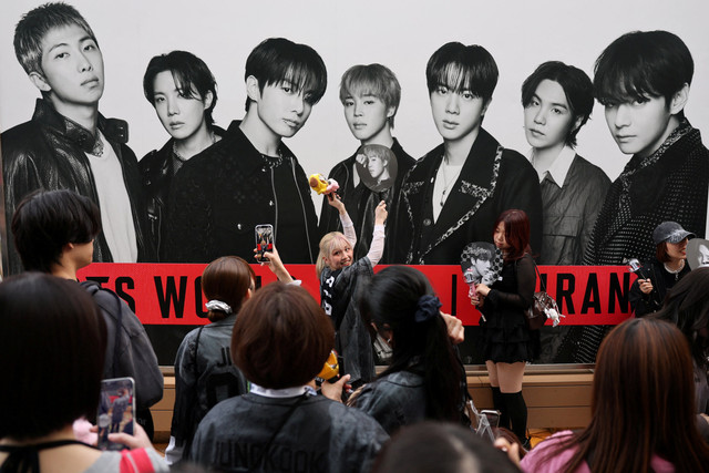 Penggemar boy band K-pop Korea Selatan BTS berpose sebelum dimulainya konser BTS World Tour "Arirang" di Tokyo Dome, Tokyo, Jepang, Jumat (17/4/2026). Foto: Issei Kato/REUTERS