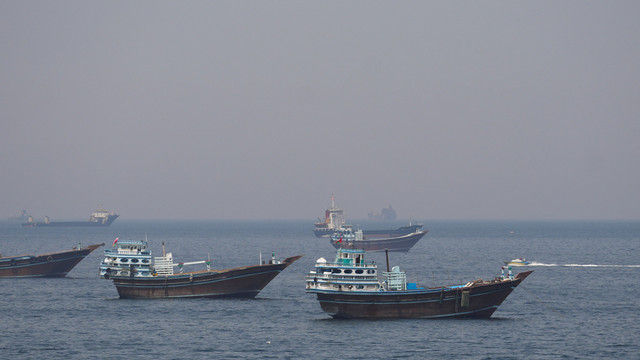 Kapal dan perahu di Selat Hormuz di lepas pantai Musandam, Oman, Senin (20/4/2026). Foto: REUTERS