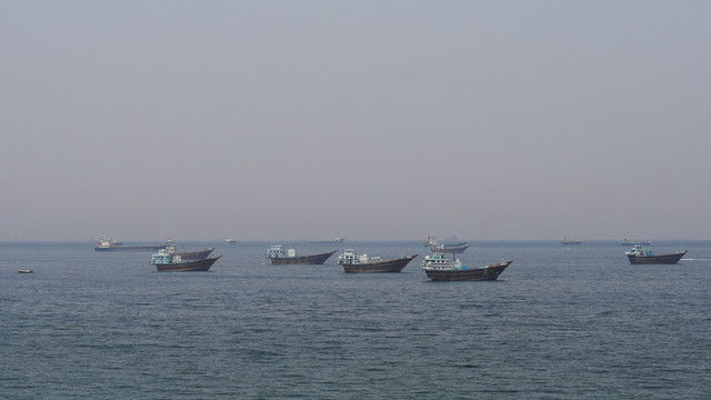 Kapal dan perahu di Selat Hormuz di lepas pantai Musandam, Oman, Senin (20/4/2026). Foto: REUTERS