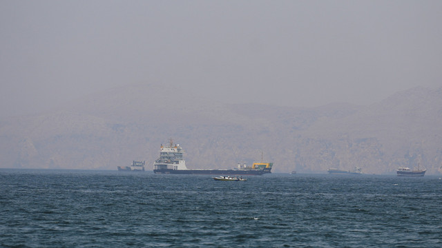 Kapal dan perahu di Selat Hormuz. Foto: REUTERS