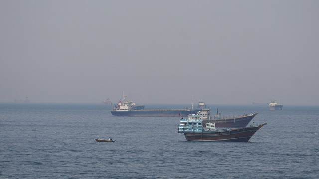 Kapal dan perahu di Selat Hormuz di lepas pantai Musandam, Oman, Senin (20/4/2026). Foto: REUTERS