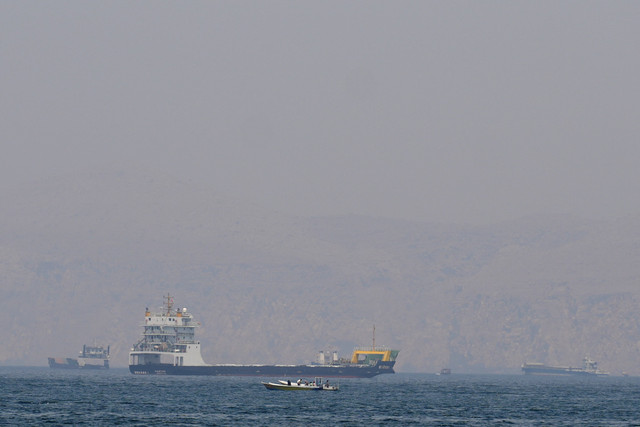 Kapal dan perahu di Selat Hormuz di lepas pantai Musandam, Oman, Senin (20/4/2026). Foto: REUTERS