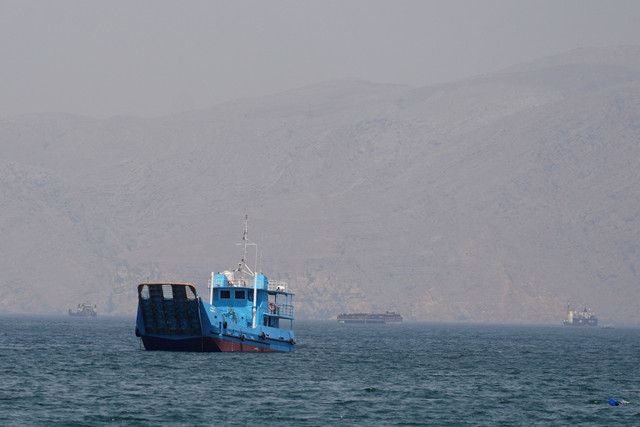 Kapal dan perahu di Selat Hormuz di lepas pantai Musandam, Oman, Senin (20/4/2026). Foto: REUTERS