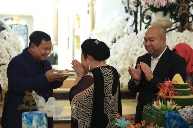 Presiden Prabowo Subianto menghadiri syukuran ulang tahun Titiek Soeharto. Foto: Instagram/@prabowo