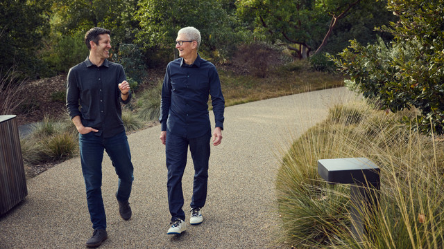 John Ternus (kiri) dan Tim Cook (kanan).  Foto: Dok. Apple
