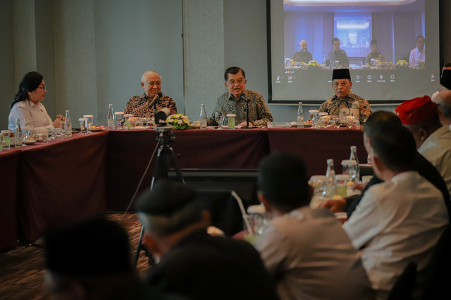 Suasana pertemuan Jusuf Kalla dengan pelaku sejarah perundingan damai Malino I untuk Poso dan Malino Il untuk Maluku di JS Luwansa, Kuningan, Jakarta Selatan, Selasa, (21/4/2026). Foto: Jamal Ramadhan/kumparan