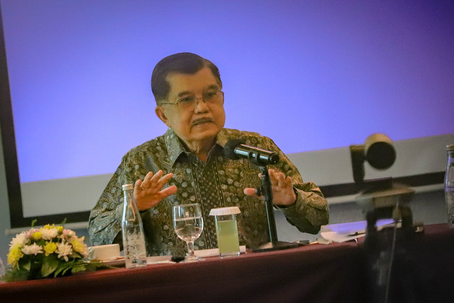 Suasana pertemuan Jusuf Kalla dengan pelaku sejarah perundingan damai Malino I untuk Poso dan Malino Il untuk Maluku di JS Luwansa, Kuningan, Jakarta Selatan, Selasa, (21/4/2026). Foto: Jamal Ramadhan/kumparan