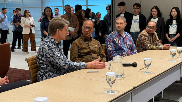 Menteri Perindustrian Republik Indonesia, Agus Gumiwang saat berkunjung ke Apple Developer Institute di Jakarta. Foto: Kevin Kurnianto/kumparan