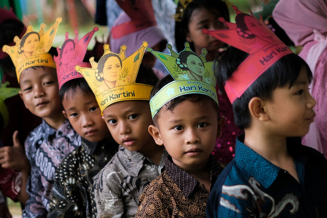 Sejumlah anak menggunakan topi bergambar Raden Ajeng (RA) Kartini saat peringatan Hari Kartini di TK Kartika XX/46 Kendari, Sulawesi Tenggara, Selasa (21/4/2026). Foto: Andry Denisah/ANTARA FOTO