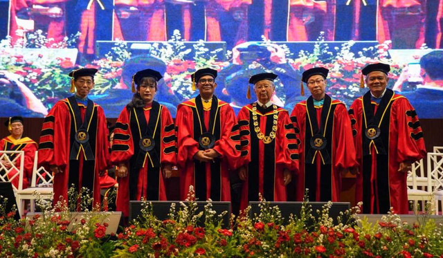 Universitas Pelita Harapan (UPH) menggelar Sidang Terbuka Upacara Pengukuhan Lima Guru Besar dari berbagai disiplin ilmu pada 20 April 2026 di Auditorium Grand Chapel, Kampus Utama UPH Lippo Village, Tangerang. Lima guru besar yang dikukuhkan berasal dari bidang pendidikan, hospitality dan pariwisata, ilmu politik, audit dan forensik keuangan, serta manajemen sumber daya manusia.