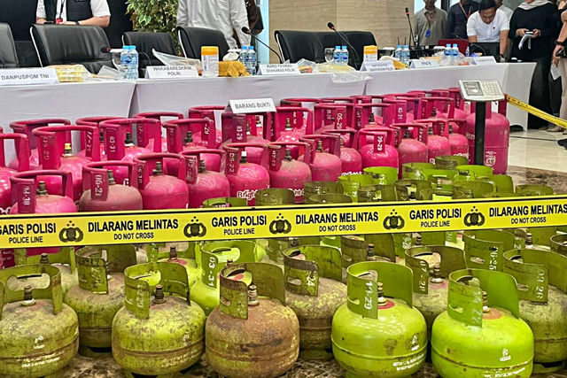 Barang Bukti berupa tabung LPG yang disita dalam Pengungkapan Tindak Pidana Penyalahgunaan BBM dan LPG Subsidi Dit Tipidter Bareskrim Polri dan Polda Jajaran di Bareskrim Polri, Jakarta Selatan, Selasa (21/4/2026). Foto: Jeni Ritanti/kumparan