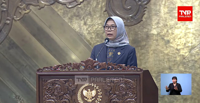 Kepala BPK, Isma Yatun memberikan paparan saat rapat paripurna yang disiarkan langsung di DPR pada Selasa (21/4/2026). Foto: YouTube/ DPR RI