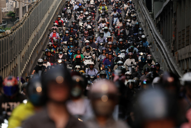 Para pengendara motor menggunakan jalur keluar dari Jembatan Taipei selama jam sibuk pagi hari di Taipei, Taiwan, Selasa (21/4/2026). Foto: Edgar Su/REUTERS