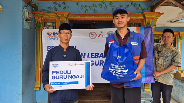Program Peduli Guru Ngaji digulirkan oleh DT Peduli dan LAZ Panas Bumi Darajat di Garut (Sumber : DT Peduli)