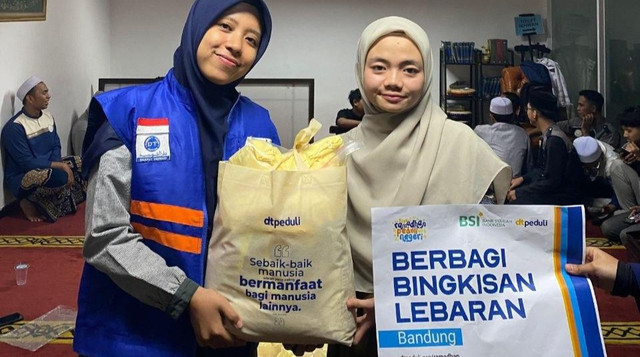 Distribusi Bingkisan Lebaran untuk para pejuang dakwah seperti Guru Ngaji, Marbot Masjid dan Pegiat dakwah lainnya di Bandung (Sumber : DT Peduli)