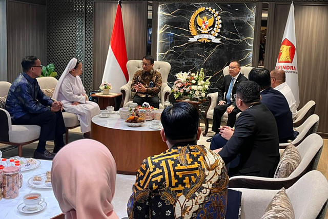 Wakil Ketua DPR Sufmi Dasco Ahmad mempertemukan Dirut BNI Putrama Wahju Setyawan dengan Bendahara Credit Union Paroki Aek Nabara Suster Natalia Situmorang terkait kasus penggelapan dana jemaah di Kompleks Parlemen, Jakarta, Selasa (21/4/2026). Foto: Nasywa Athifah/kumparan