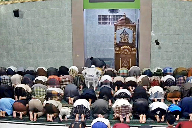 Seorang imam meninggal dunia saat memimpin salat Subuh di Masjid Jami Baitur Rahman, Rangkapan Jaya Jl. Caringin, Depok pada Senin pagi (20/4/2026). Foto: Dok. CCTV Masjid Jami Baitur Rahman