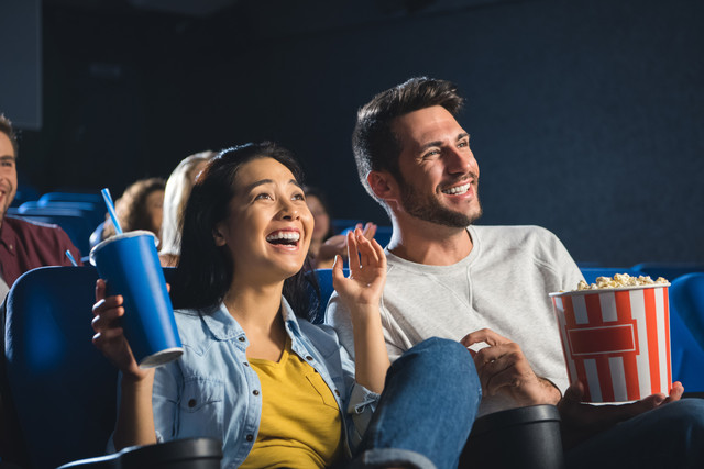 Ilustrasi pasangan menonton bioskop. Foto: LightField Studios/Shutterstock