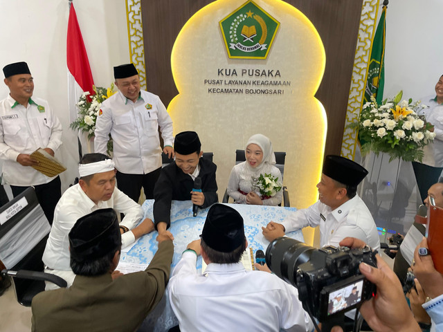 Gubernur Jawa Barat Dedi Mulyadi didampingi Wali Kota Supian Suri menjadi saksi nikah 5 pasangan pengantin di KUA Bojongsari, Depok, Selasa (21/4/2026). Foto: Dok. kumparan