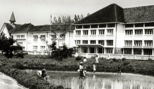 Gedung utama Universitas Sanata Dharma di Jalan Afandi, Gejayan, yang dijuluki "Kampus Seribu Jendela". Foto: Dok.Istimewa