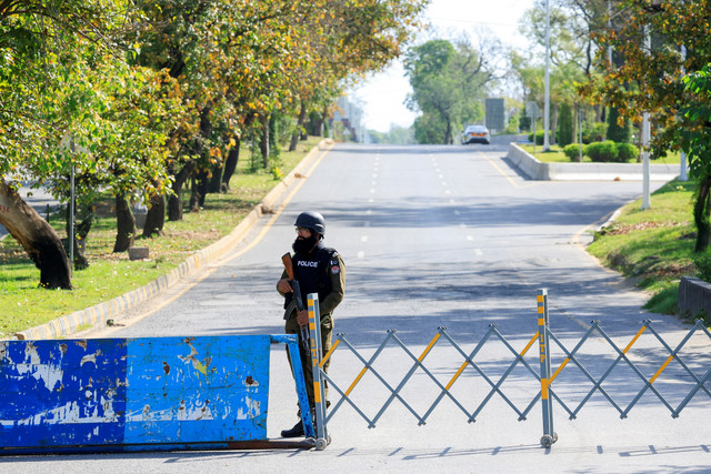 Polisi berjaga di pos pemeriksaan di jalan menuju Hotel Serena, tempat kemungkinan fase kedua perundingan perdamaian antara Amerika Serikat dan Iran di Islamabad, Pakistan, Selasa (21/4/2026). Foto: Akhtar Soomro/REUTERS