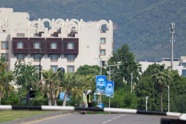 Orang-orang berjalan di halaman Hotel Serena, tempat kemungkinan fase kedua perundingan perdamaian antara Amerika Serikat dan Iran di Islamabad, Pakistan, Selasa (21/4/2026). Foto: Akhtar Soomro/REUTERS
