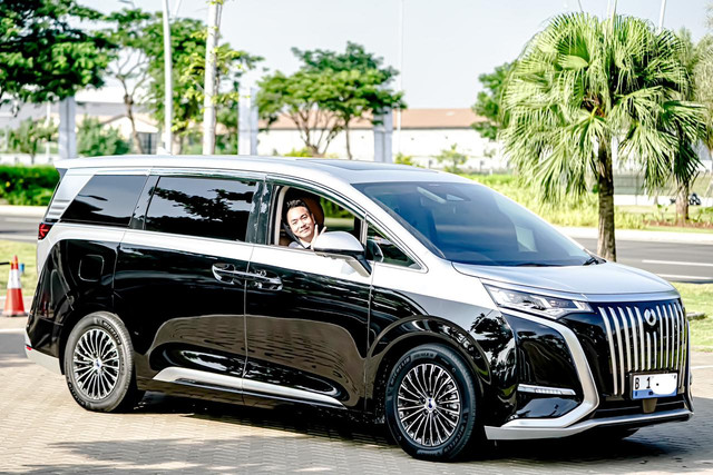 Benny pengguna Denza  D9. Foto: Benny