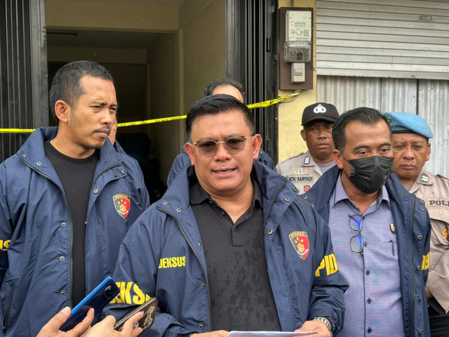 Dirtipideksus Bareskrim Brigjen Ade Safri Simanjuntak pimpin penggeledahan gudang Iphone-Android ilegal. Foto: Dok. Bareskrim Polri