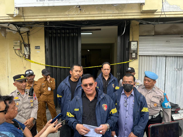 Dirtipideksus Bareskrim Brigjen Ade Safri Simanjuntak pimpin penggeledahan gudang Iphone-Android ilegal. Foto: Dok. Bareskrim Polri