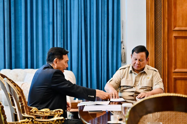 Presiden Prabowo Subianto bertemu dengan Ketua Dewan Ekonomi Nasional (DEN) Luhut Binsar Pandjaitan di Istana Merdeka, Selasa (21/4/2026). Foto: Instagram/@sekretariat.kabinet