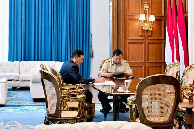 Presiden Prabowo Subianto bertemu dengan Ketua Dewan Ekonomi Nasional (DEN) Luhut Binsar Pandjaitan di Istana Merdeka, Selasa (21/4/2026). Foto: Instagram/@sekretariat.kabinet