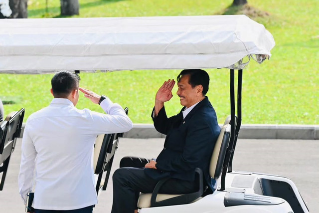 Seskab Teddy Indra Wijaya memberikan hormat kepada Ketua Dewan Ekonomi Nasional (DEN) Luhut Binsar Pandjaitan usai bertemu dengan Presiden Prabowo Subianto di Istana Merdeka, Selasa (21/4/2026). Foto: Instagram/@sekretariat.kabinet