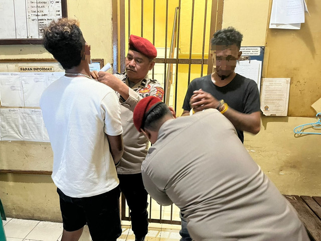 Dua pelaku pembunuhan Nus Kei di Rutan Polda Maluku. Foto: Polda Maluku
